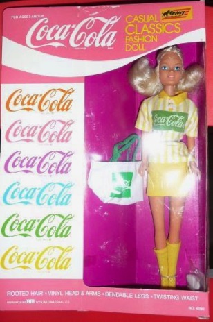 8012-1 € 25,00 coca cola barbie geel wit pakje.jpeg